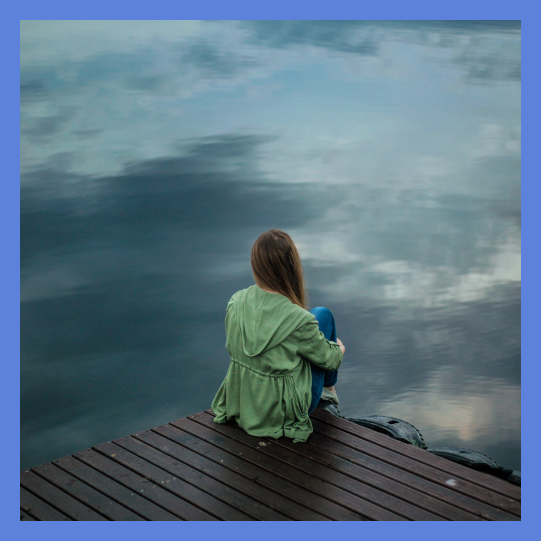 samotna kobieta w nad jeziorem w traumie