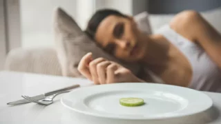 kobieta leżąca w łóżku cierpiąca na anoreksję