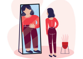 kobieta cierpiąca na anoreksję przeglądająca się w lustrze
