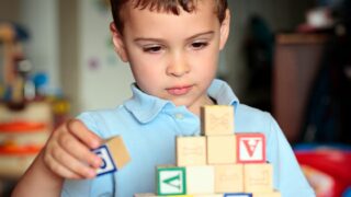 dziecko ze spektrum autyzmu bawiące się klockami