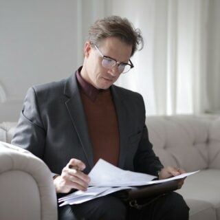 psychoterapeuta w okularach mężczyzna podczas czytania wyników badań