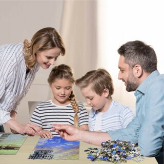 rodzice z dziećmi układający puzzle przy stole uśmiechnięci rodzina świadome rodzicielstwo